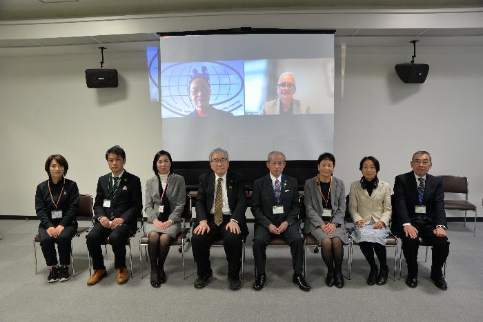 審査員、アドバイザーの日本セーフコミュニティ推進機構、対策委員会委員長等の記念写真
