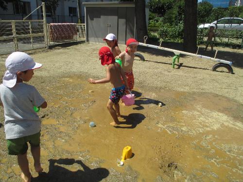 ひまわり組が友達と仲良く泥遊びを楽しんでいる