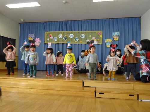 2歳児がミッキーマウスに変身して踊ります。