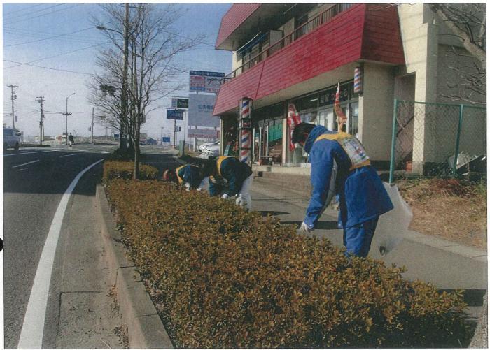 市内で道路清掃ボランティアをする人々の写真