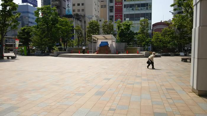 郡山駅西口駅前広場の写真。中央奥にはイベントステージがある。