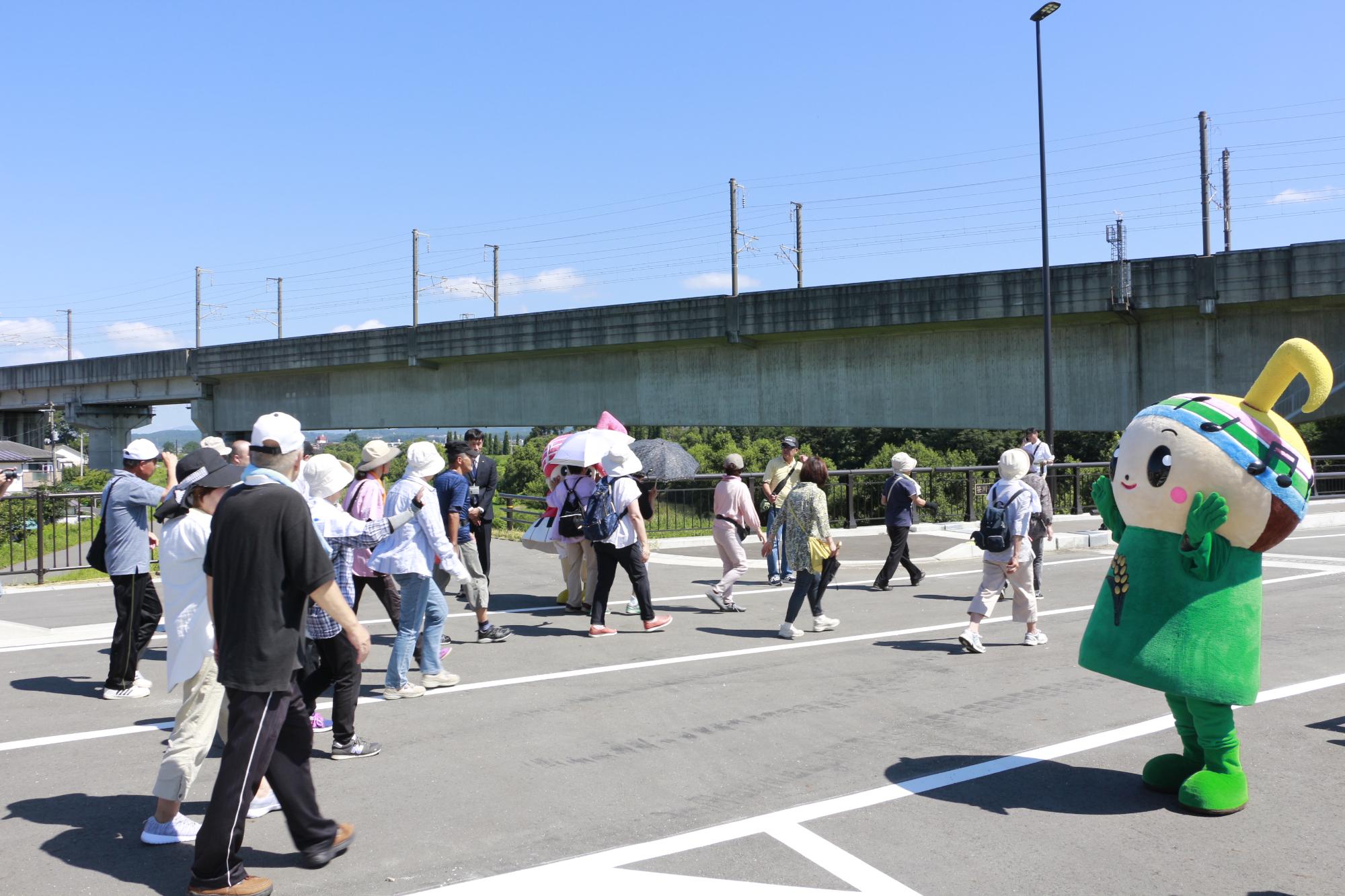 地域の方々による開通記念ウォーキングの画像