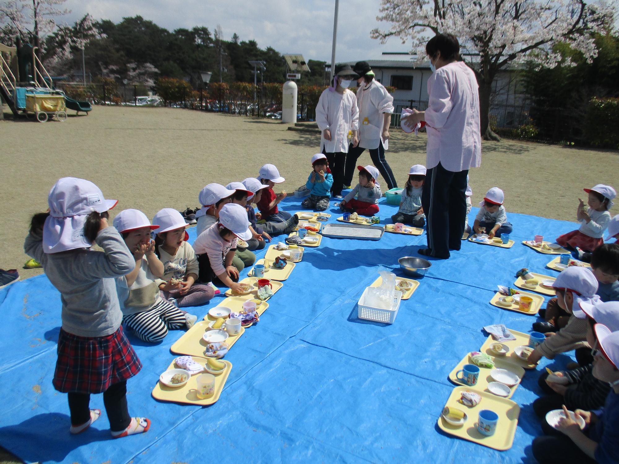 つきぐみの子供たちがおいしそうに食べている姿です