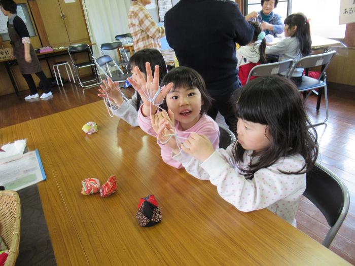 うねめカフェ　あやとり　女の子