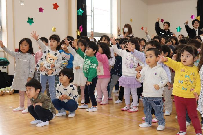 ノリノリで踊る子どもたち