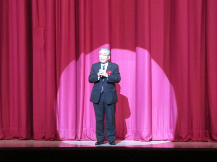現代舞踊協会東北支部現代舞踊公演で市長がスピーチしている写真
