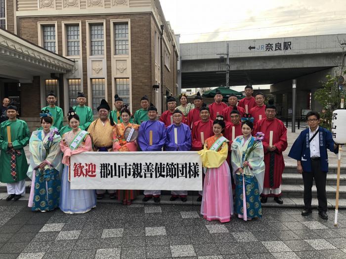 奈良采女祭で奈良駅前で記念写真