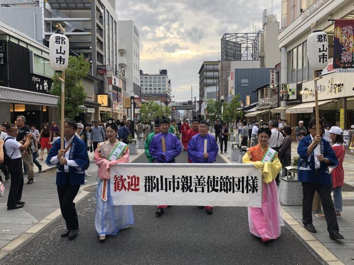 奈良采女祭で奈良市街を行進している写真