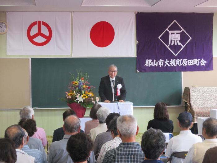 原田地区敬老会で市長がスピーチをしている写真