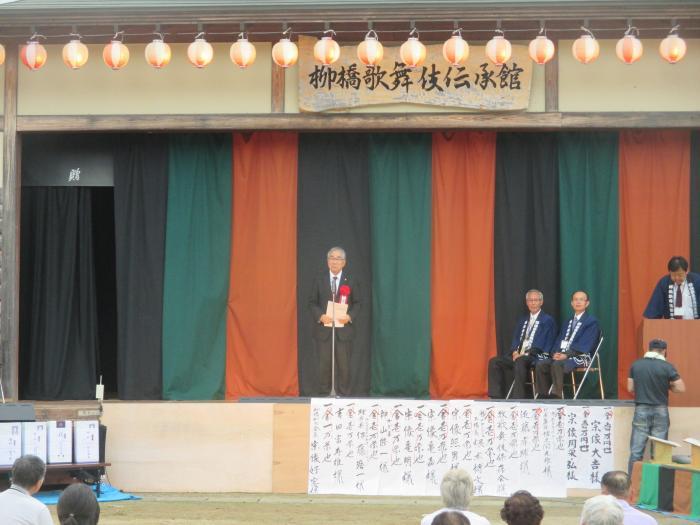柳橋歌舞伎定期公演会で市長がスピーチしている写真