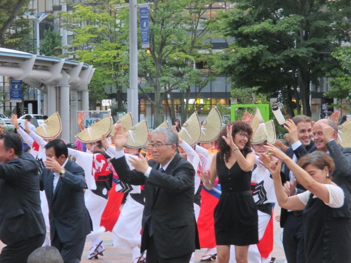 みちのく阿波おどり2018in郡山「開会セレモニー」でブルメン市長ご夫妻と郡山市長、住民の方が阿波踊りをしている写真