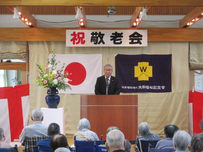 太田福祉記念会敬老会で市長がスピーチしている写真