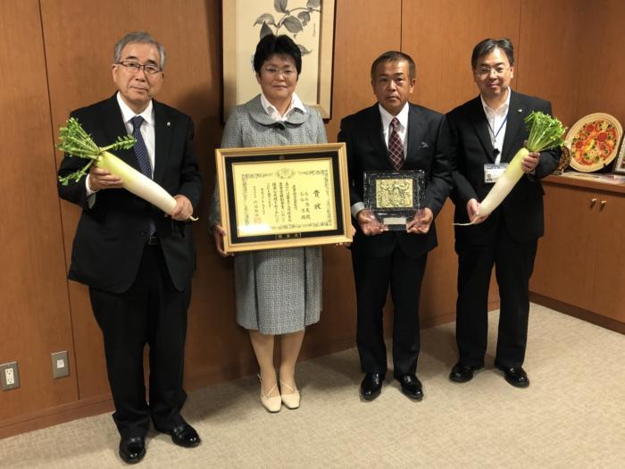 福島県農業賞（農業経営改善部門）受賞報告における受賞者と市長の記念写真