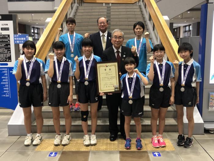 全日本クラブ卓球選手権大会準優勝報告における準優勝チームと市長の記念写真