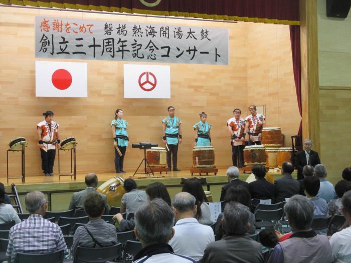 開湯太鼓保存会「開湯太鼓30周年記念演奏会」で市長が太鼓をたたいている写真