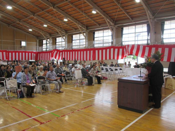 小山田地区敬老会で市長がスピーチしている写真
