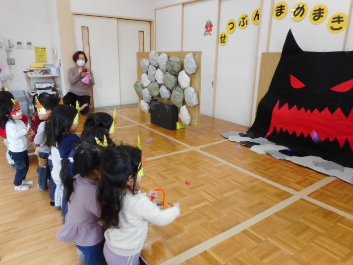 鬼ヶ島に向かって豆まき