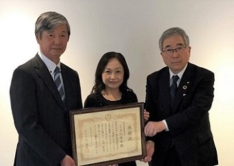 洗足学園音楽大学の万代学長に感謝状を贈呈している様子