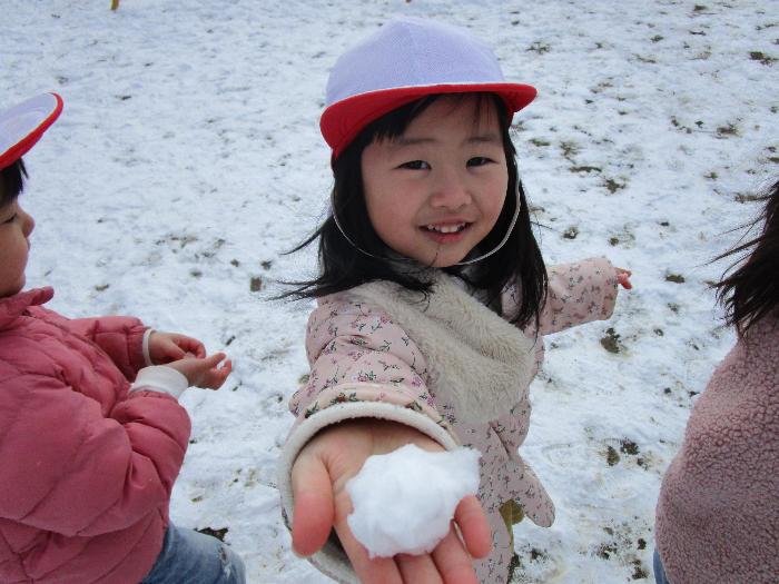 ぱんだの女の子雪遊び