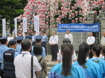 青少年健全育成県民総ぐるみ運動街頭啓発での市長あいさつの様子