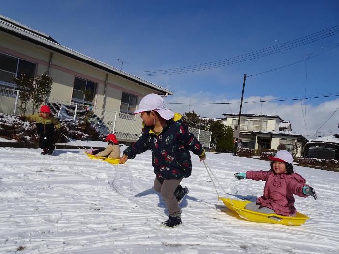 らいおん雪遊び