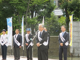 秋の全国交通安全運動出動式でのあいさつの様子