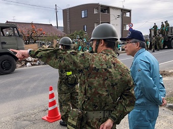 自衛隊による災害廃棄物撤去作業視察の画像1