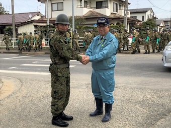 自衛隊による災害廃棄物撤去作業視察の画像2