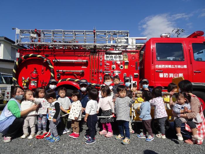 消防車とひよこ