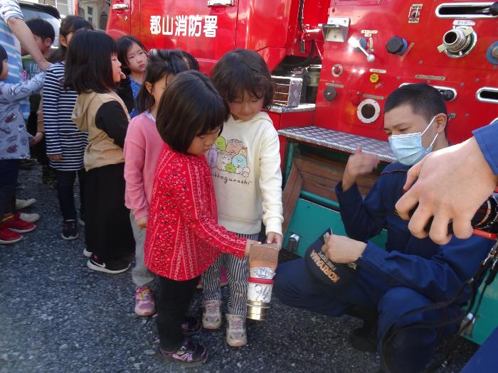 消防車見学をする女の子