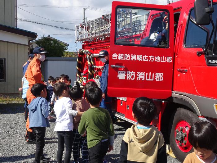 消防車見学をする男の子