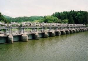 現在の十六橋制水門の写真