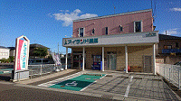 アイランド薬局八山田店の建物を正面から撮影した写真