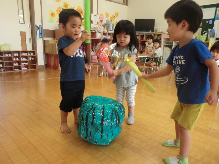 うさぎ組の男の子すいか割り