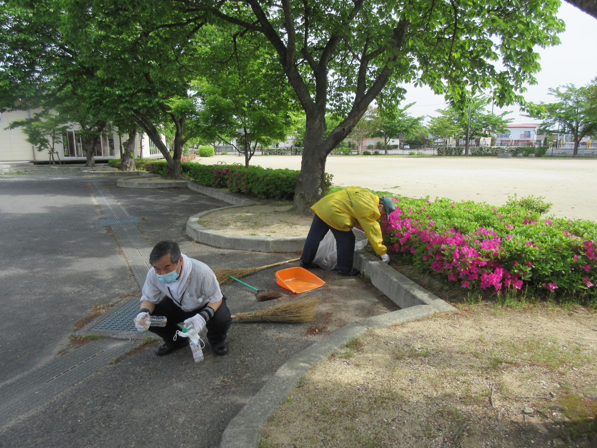 公民館駐車場清掃の様子の画像2