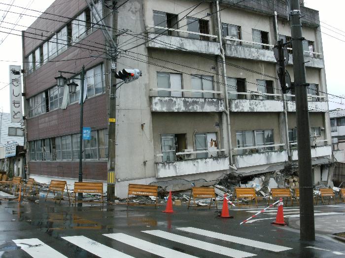 1階部分が倒壊したビルの画像