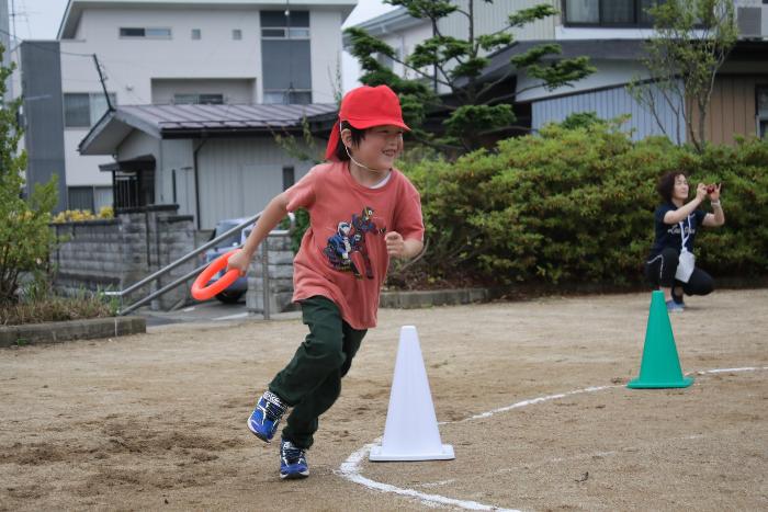 紅白リレー笑顔で走る男の子