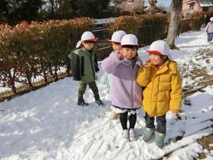 雪遊びを楽しむにじぐみのおこさんの写真です