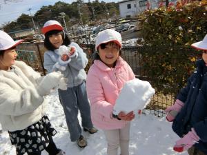 ゆきの塊をもって満面の笑顔のかぜぐみのお子さんです