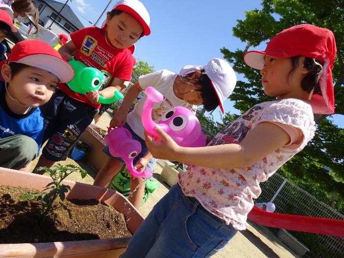 水やりをする子どもたち