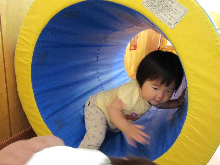 トンネルで遊ぶ子ども