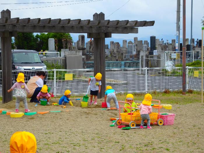 お墓に見守られて