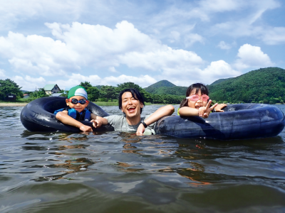 夏休みの子どもたちと猪苗代湖で自然体験している写真