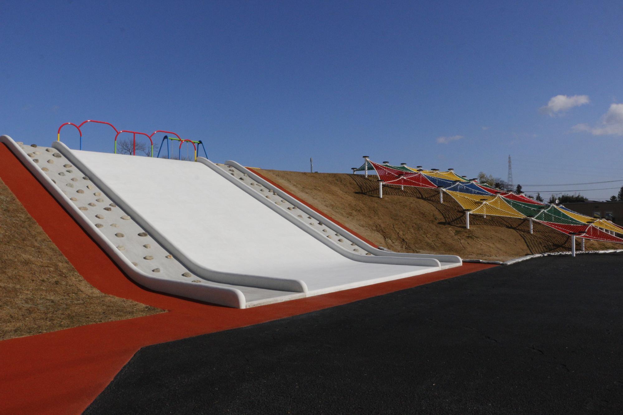 八山田こども公園すべり台