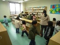 子育て図書館、何を読もうかな？の写真