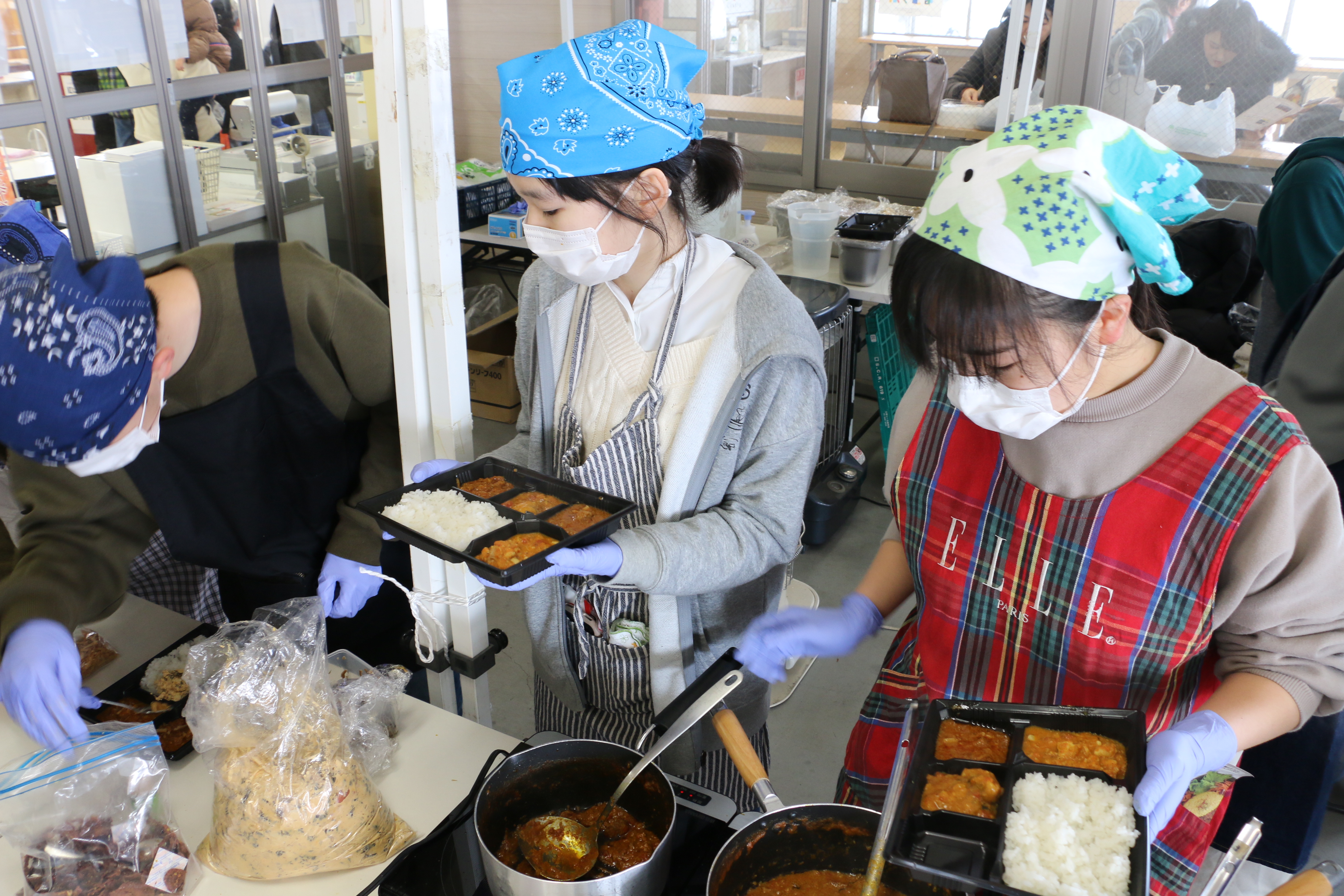 カレー盛り付けの様子