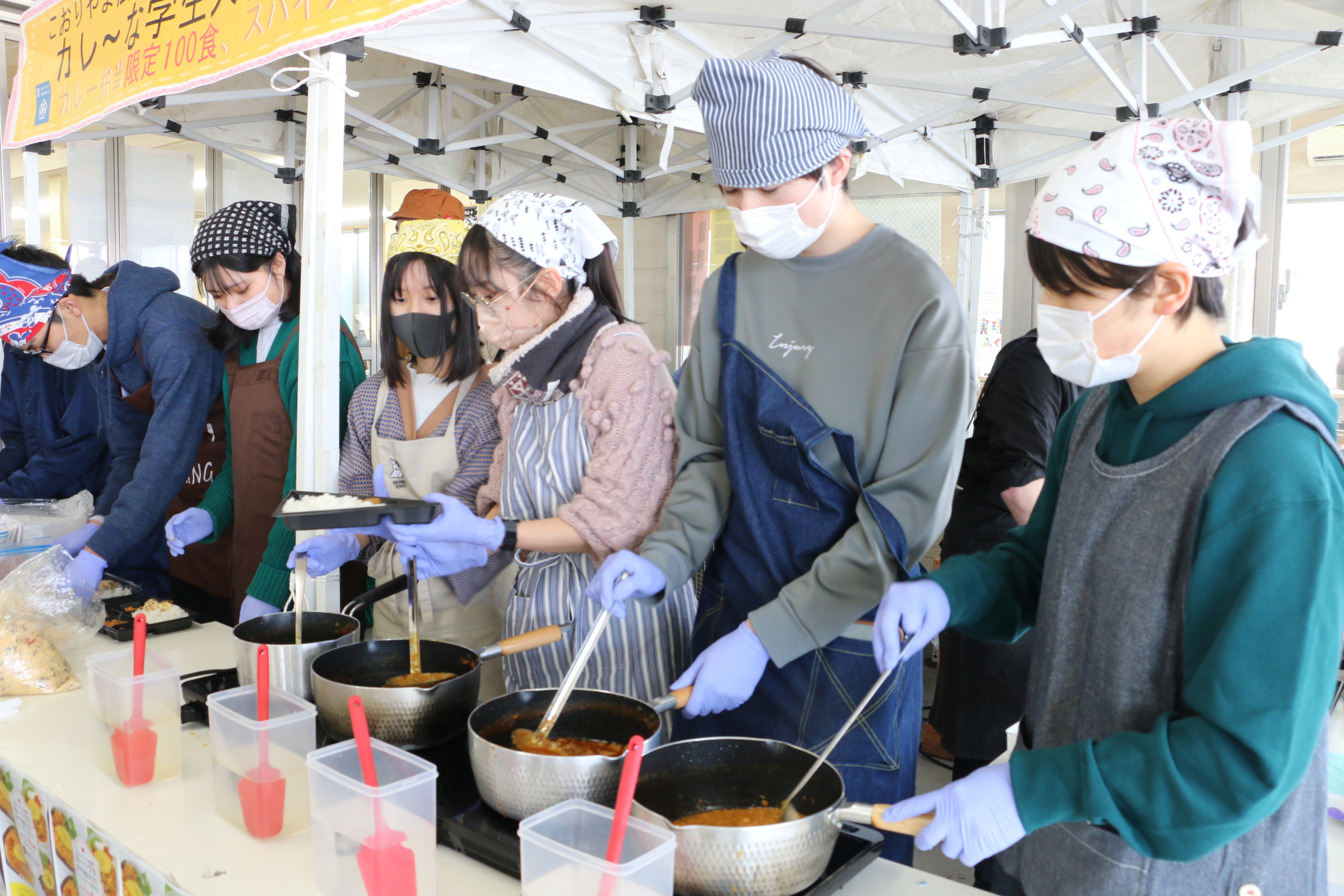 カレー調理の様子