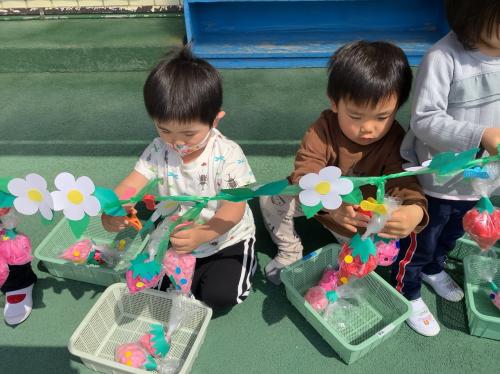 お花紙で作った苺で遊ぶ子供たち