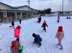 所庭に積もった雪に大喜びの子どもたち