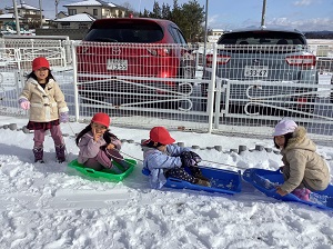 みんなでそりを並べて出発